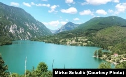 Klotjevac se nalazi na samoj obali hidroakumulacionog jezera Perućac