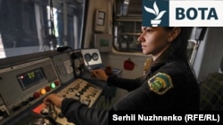Kateryna Yesypchuk, gruaja e vetme që drejton tren në metronë e Kievit.