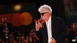 Pedro Almodovar primind Leul de Aur pentru filmul „The Room Next Door” la festivalul de la Veneția, în septembrie 2024.
