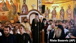 A Montenegrói Szerb Ortodox Egyház új vezetője, Joanikije metropolita (a kép közepén) a podgoricai Krisztus feltámadása szerb ortodox templomban 2021. szeptember 5-én