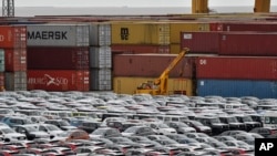 Automobili za izvoz i uvoz u luci u Bremerhavenu, Njemačka, 16. maja 2019.