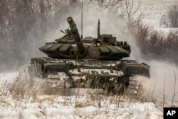 Një tank rus gjatë stërvitjeve në rajonin rus të Leningradit. 14 shkurt, 2022.