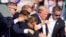 Bivšem predsjedniku SAD Donaldu Trumpu agenti američke tajne službe pomažu da siđe sa bine na mitingu u Butleru, Pensilvanija, u subotu, 13. jula 2024. nakon pucnjave.