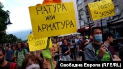 Заради случаите на застрояване, които добиха известност в последните седмици и готвените промени в закони, свързани с опазването на природата, стотици излязоха на протести в няколко български града. Във вторник се очаква нов протест