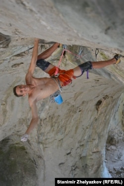 Николай Русев в пещера Проходна