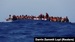 Oko 89 migranata na drvenoj brodici čeka na akciju spasavanja blizu italijanskog ostrva Lampeduza (2. avgust 2021.)