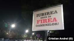 Afișaj stradal cu sloganul candidatei PSD la Primăria Capitalei, fără trandafiri și fără sigla partidului, așa cum apare în cartierul Berceni