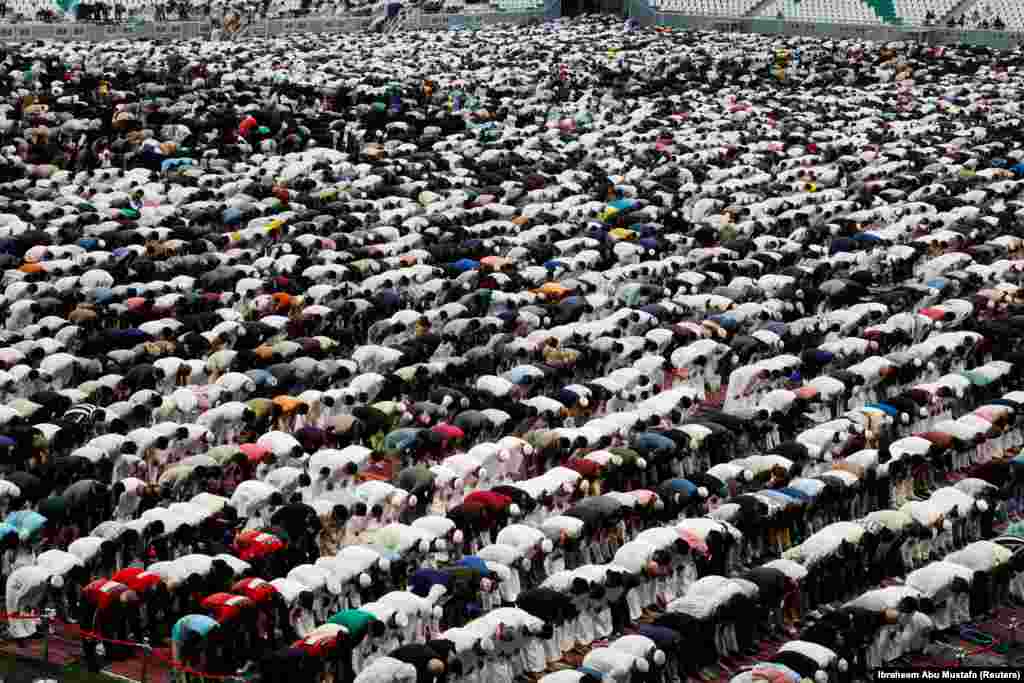 Bajram-namaz na fudbalskom stadionu u Kataru.