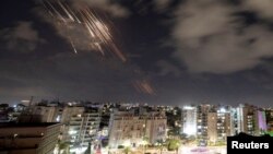Израелскиот противракетен систем „Железна купола“ пресретнува ракети, Ашкелон, Израел