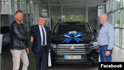 Leleszi Tibor polgármesternek most már nem lesz nehéz kiszállnia az autóból. Pedig csak egysaroknyira lakik a munkahelyétől