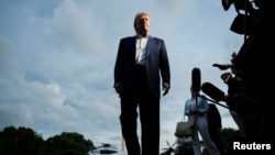 Presidenti i SHBA-së, Donald Trump, para gazetarëve në oborrin e Shtëpisë së Bardhë, më 4 maj 2025.