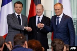 Cei trei lideri au vorbit și pozat în fața jurnaliștilor, dar nu au acceptat întrebări.