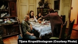 "Rekli su da bi voleli da nešto zaboravimo kod njih u kući, kako bismo morale opet da se vratimo", napisala je studentkinja Tijana Krupež na Instagramu nakon što je sa koleginicama prespavala u domu jedne porodice u Varaždinu, 28. april 2025.