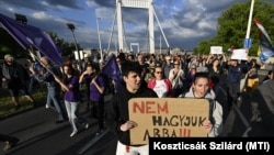 A gyülekezési törvény módosításának visszavonásáért és a közélet átláthatóságáról szóló törvényjavaslat elfogadásával szemben tartott tüntetés résztvevői a budapesti Ferenciek teréről az Erzsébet hídon keresztül a Szuverenitásvédelmi Hivatalhoz vonulnak 2025. május 27-én