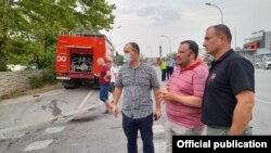 Директорот на ЦУК Стојанче Ангелов со градоначалникот на Кисела Вода Филип Темелковски пред фабриката Охис каде што изби пожар,05.08.2021