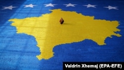 Mozaic origami înfățișând drapelul național kosovar. Autoare: Arbnora Fejza Idrizi, Skenderaj, 10 februarie 2021.