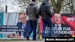 Friederich Merz (st), candidatul cu cele mai mari șanse să devină cancelar, le spune nemților că este „omul potrivit la momentul potrivit”. Cancelarul în funcție, social-democratul Olaf Scholz (dr), promite că va fi un „cancelar pentru mai multă securitate”. 