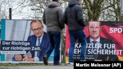 საარჩევნო ბანერები გერმანიის ქალაქ დიუსელდორფში: მარცხნივ - ფრიდრიხ მერცი (CDU), მარჯვნივ - გერმანიის კანცლერი, ოლაფ შოლცი (SPD) 