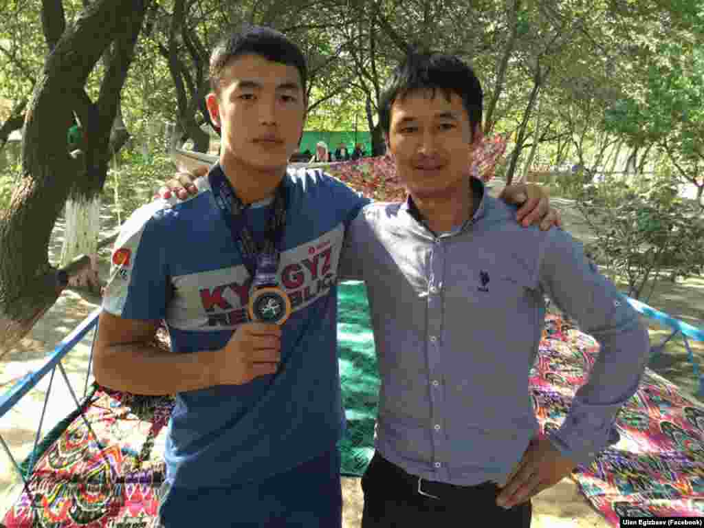 Улан Эгизбаев с чемпионом по греко-римской борьбе Акжолом Махмудовым.