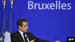 Francuski predsednik Nikola Sarkozi, razgovara sa novinarima nakon završenog Samita o Eurozoni, 27. oktobar 2011.