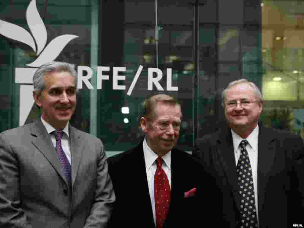 Vaclav Havel împreună cu preşedintele Europei Libere Jeff Gedmin