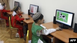 2013 წელი, აშხაბადი. ბავშვები კომპიუტერულ ცენტრში. 