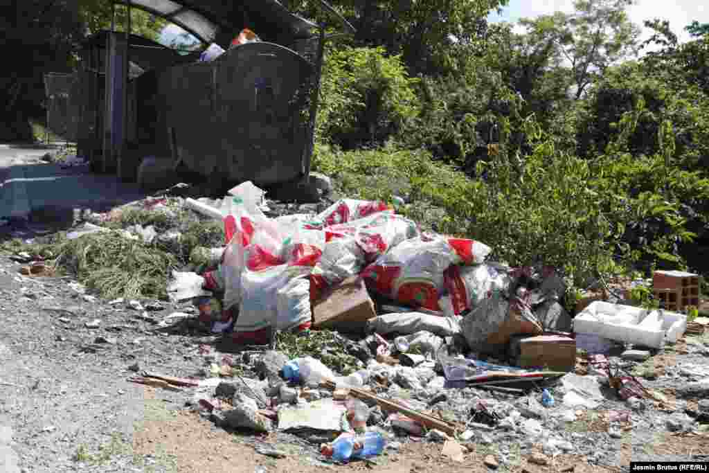 Premijer je na svome Facebooku, gdje mu građani često pišu, napisao i ovo: &quot;Zatekli smo preko 40 neregistrovanih vozila u KJKP Rad, nezapočete obavezne tendere za održavanje i rezervne dijelove, kao da je neko odlučio da će poslije njega biti potop. Neće biti potop.&quot;