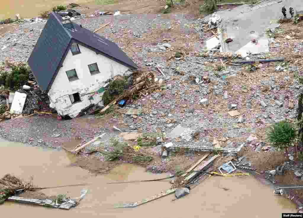 Общий вид зоны, пострадавшей от наводнения после проливных дождей в Шульде, Германия, 15 июля 2021 года. Снимок сделан с помощью дрона