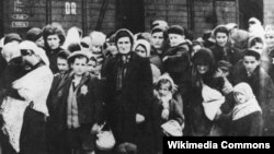 Grupa Židova po dolasku u Auschwitz 1944. godine