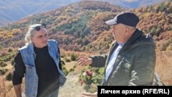 Красимир Димовски (вляво) със Стойо Вартоломеев - издател и редактор на романа "Тезеят в своя лабиринт", в планината между Могила и Могилчица в Яврово.