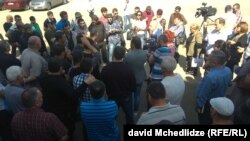 გაფიცულებს უკვე შეხვდა ქარხნის დირექტორი ნუგზარ კაჩუხაშვილი, რომელიც მეტალურგებს არაფერს დაჰპირდა. 