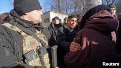 Rishi Sunak brit miniszterelnök helyiekkel beszélget Kijevben, Ukrajnában 2024. január 12-én