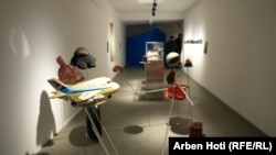 Dečiji predmeti i igračke u Dečjem ratnom muzeju u Prištini.