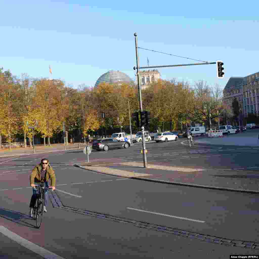 Istočnonjemačke trupe postavljaju Berlinski zid u blizini Reichstaga u novembru 1961. &nbsp;