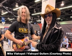 Mike Vlahopol și renumitul chitarist american de blues-rock, Eric Sardinas la târgul NAMM de la Los Angeles.