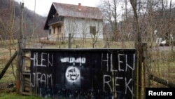 Amblem sa zastave IDIL-a u Gornjoj Maoči gdje živi vehabijska zajednica, februar 2015.