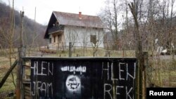 Ulazak u selo Gornja Maoča u februaru 2015.