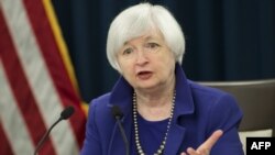 Janet Yellen sajtótájékoztatót tart Washingtonban 2015. december 16-án, akkor még az amerikai jegybank szerepét betöltő Federal Reserve (Fed) elnökeként