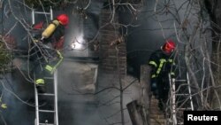 Bloc de locuințe lovit de bombardamente rusești la Kiev, 15 noiembrie 2022.