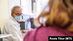 Kincses Zoltán orvos az oltásról tájékoztat egy nőt, mielőtt beoltják az orosz Szputnyik V koronavírus elleni vakcina második adagjával a Békés Megyei Központi Kórház, Dr. Réthy Pál Tagkórház egyik oltópontján Békéscsabán 2021. június 7-én.