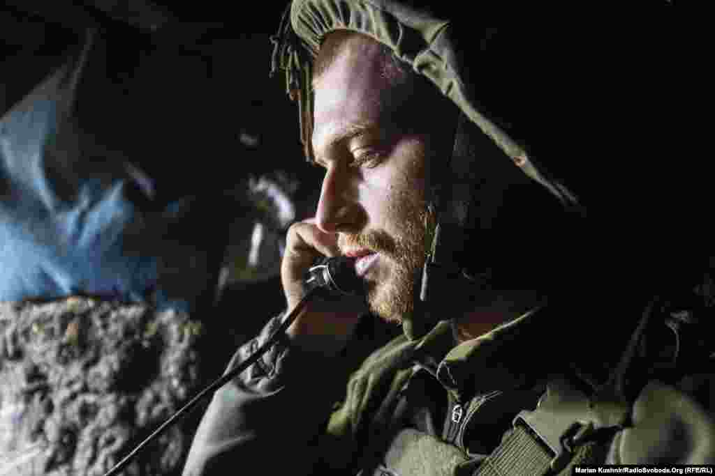 Vladyslav este soldat ucrainean. El îi raportează comandantului său că forțele separatiste îi&nbsp; bombardează pozițiile. Trupele ucrainene au ordin să raporteze bombardamentele către Organizația pentru Securitate și Cooperare din Europa, care monitorizează situația în regiune.