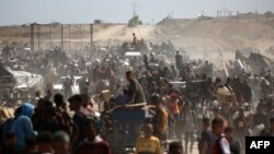 Palestinezët në një qendër për shpërndarjen e ndihmave në Rripin e Gazës më 3 gusht 2025. 