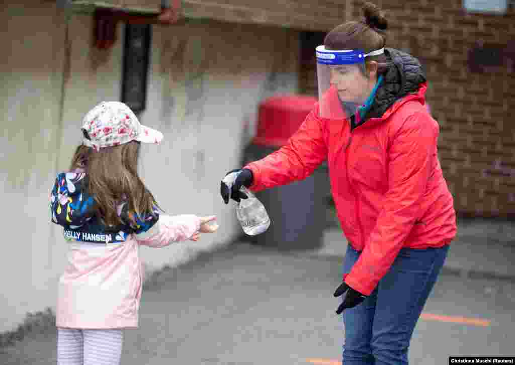 Ученичка во Монтреал, Квебек, Канада, на 11 мај 2020 година.