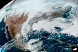 Această imagine de satelit de la NOAA arată norii deasupra Americii de Nord, miercuri 21 decembrie 2022, la orele 1:31 p.m. Un vând polar aduce temperaturi extrem de joase, căderi masive de zăpadă și vânturi puternice în cea mai mare parte a Statelor Unite.