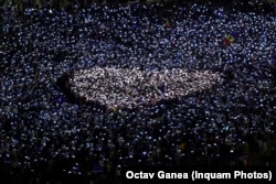 Manifestanții au făcut o coregrafie în forma unei inimi, în galben și albastru - cu culorile Uniunii Europene, la demonstrația pro-UE, Piața Victoriei, București, 15 martie 2025.