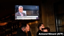 Bivši predsjednik Kosova Hashim Thaci na televiziji, građani prate u u kafiću njegovo prvo put pojavljuje pred sudom u Hagu, Priština, 9. novembra 2020.