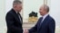 Premierul slovac Robert Fico l-a vizitat pe liderul rus Vladimir Putin la Kremlin, pentru a încerca să continue livrările de gaz rusesc către Europa în ciuda faptului că Ucraina va opri tranzitul gazului de la 1 ianuarie. Moscova, 22 decembrie.