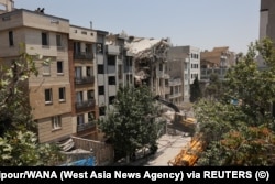 O clădire avariată în urma loviturilor israeliene. Teheran, 14 iunie 2025.