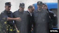 Privođenje optuženih za zločine u Morinju, maj 2010, foto: Savo Prelević