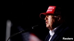 Fostul președinte american, Donald Trump, vorbind la un miting din Carolina de Sud în martie 2022. Meta a anunțat că Trump va recăpăta accesul la conturile sale de Facebook și Instagram 